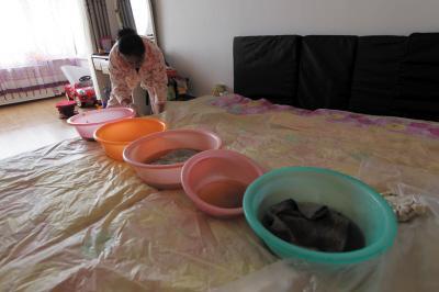黄南楼上漏水，住户失联，小区没物管，业主维权难！律师来支招……